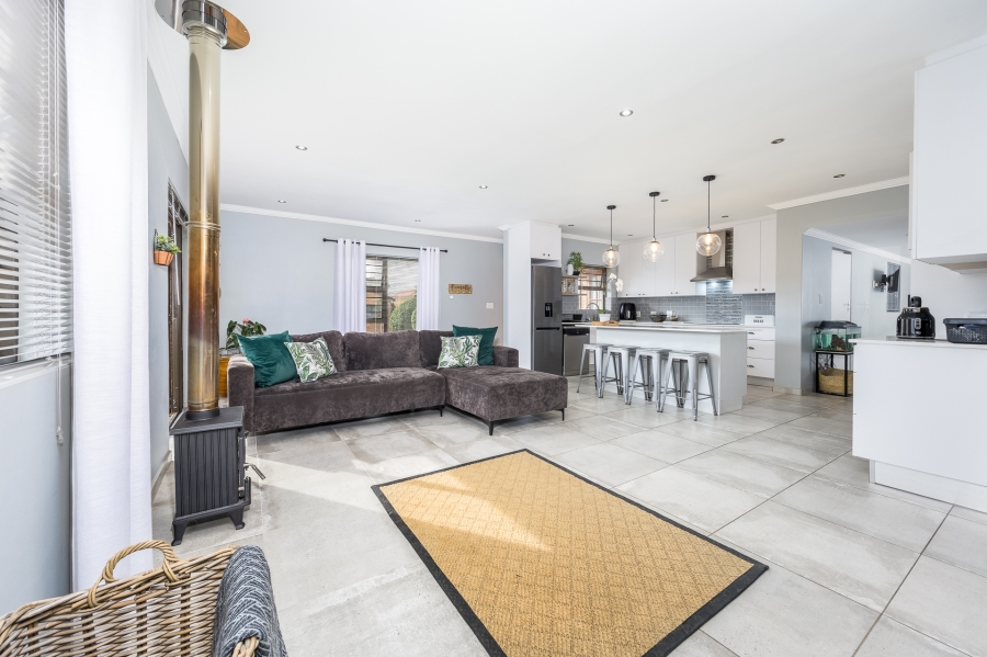 4 Bedroom Property for Sale in Uitzicht Western Cape